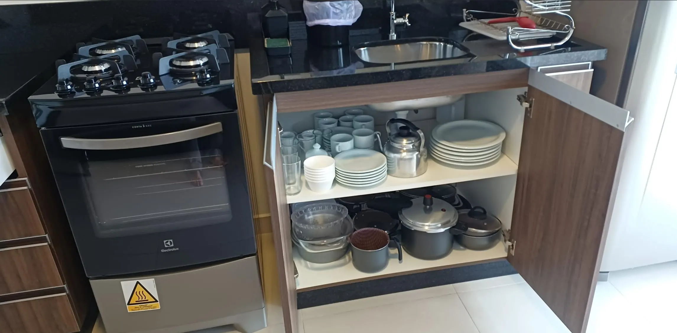 Armários e utensílios da cozinha