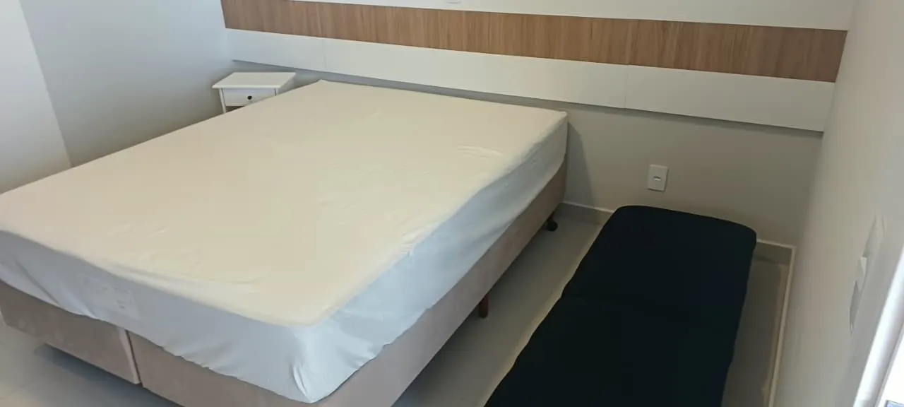 Quarto com cama de casal e cama auxiliar