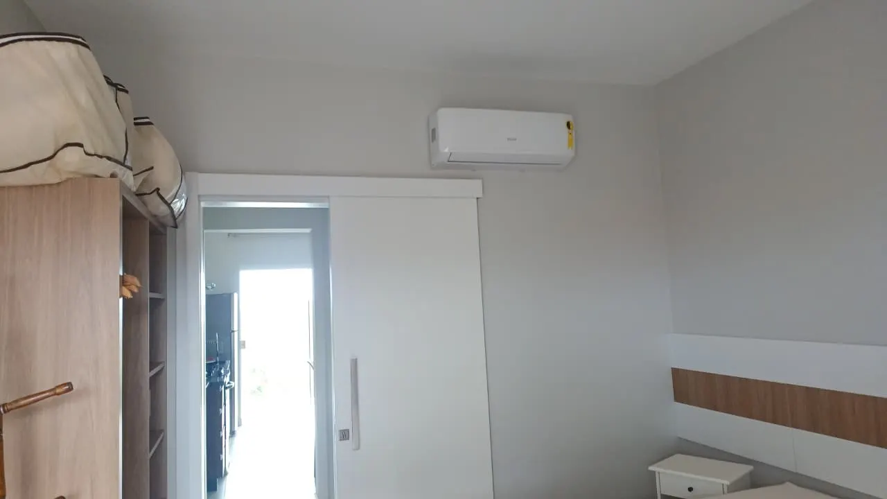 Ar-condicionado e guarda-roupa do quarto