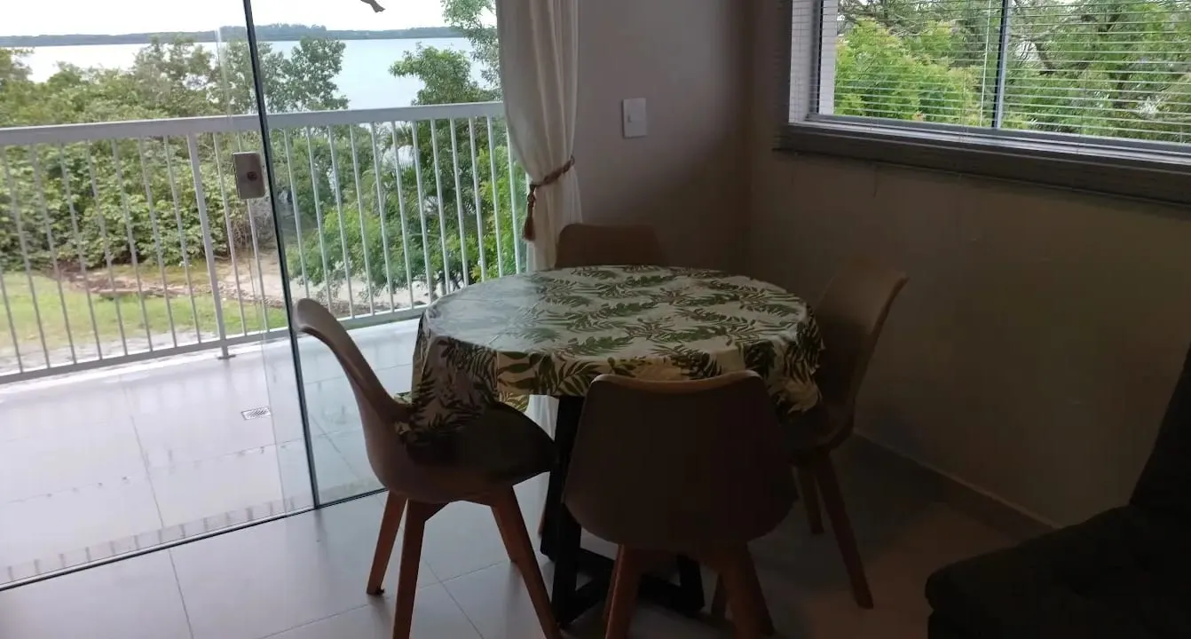 Mesa de jantar na varanda com vista para o mar
