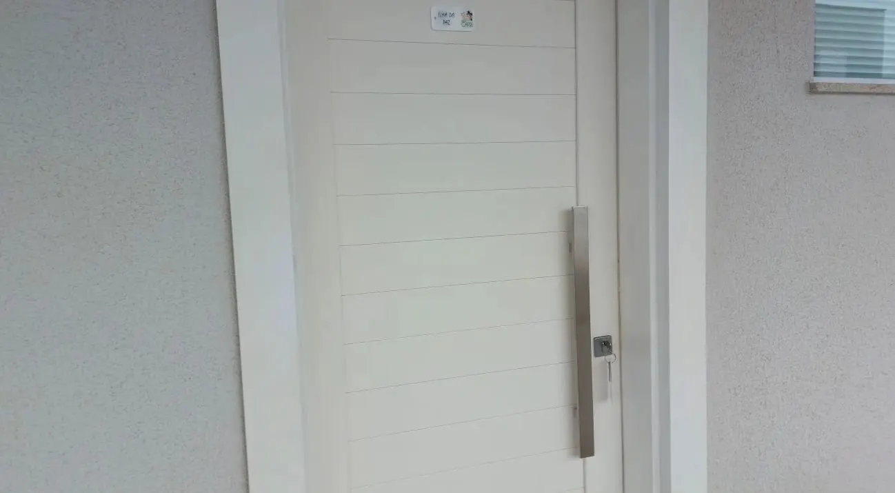 Porta de entrada do apartamento Ilha da Paz