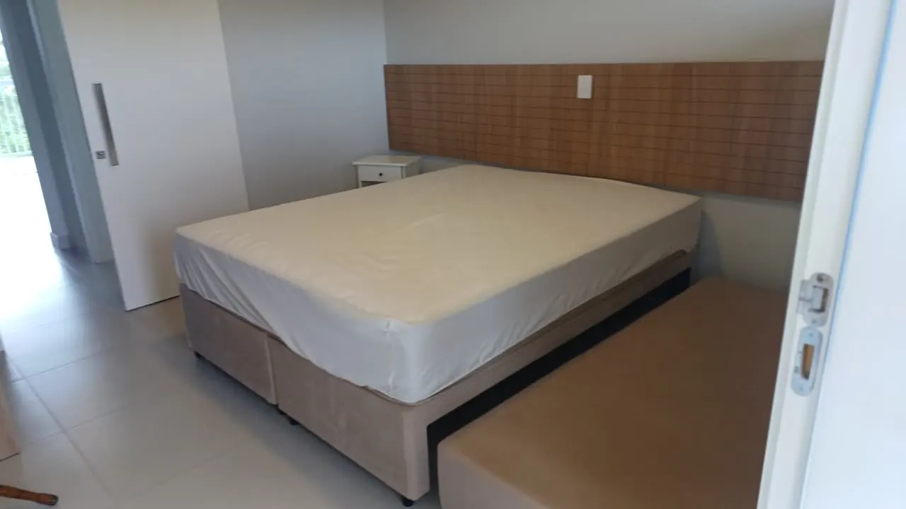 Cama de casal e cama auxiliar no quarto