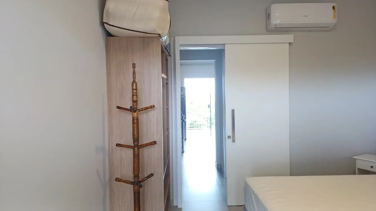 Quarto com ar-condicionado e acesso ao corredor