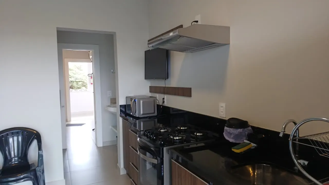 Cozinha com fogão e coifa