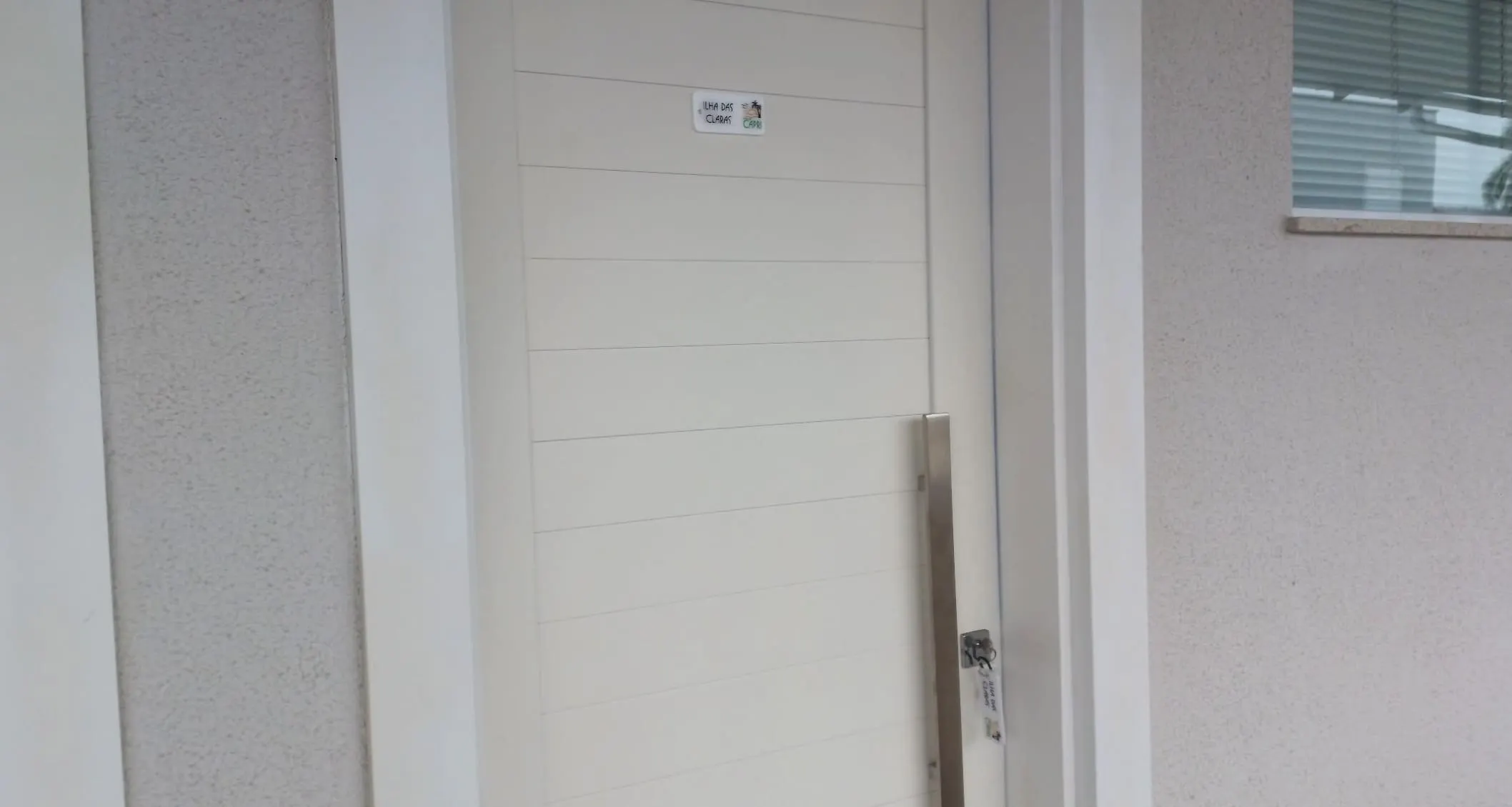 Porta de entrada do apartamento Ilha das Claras
