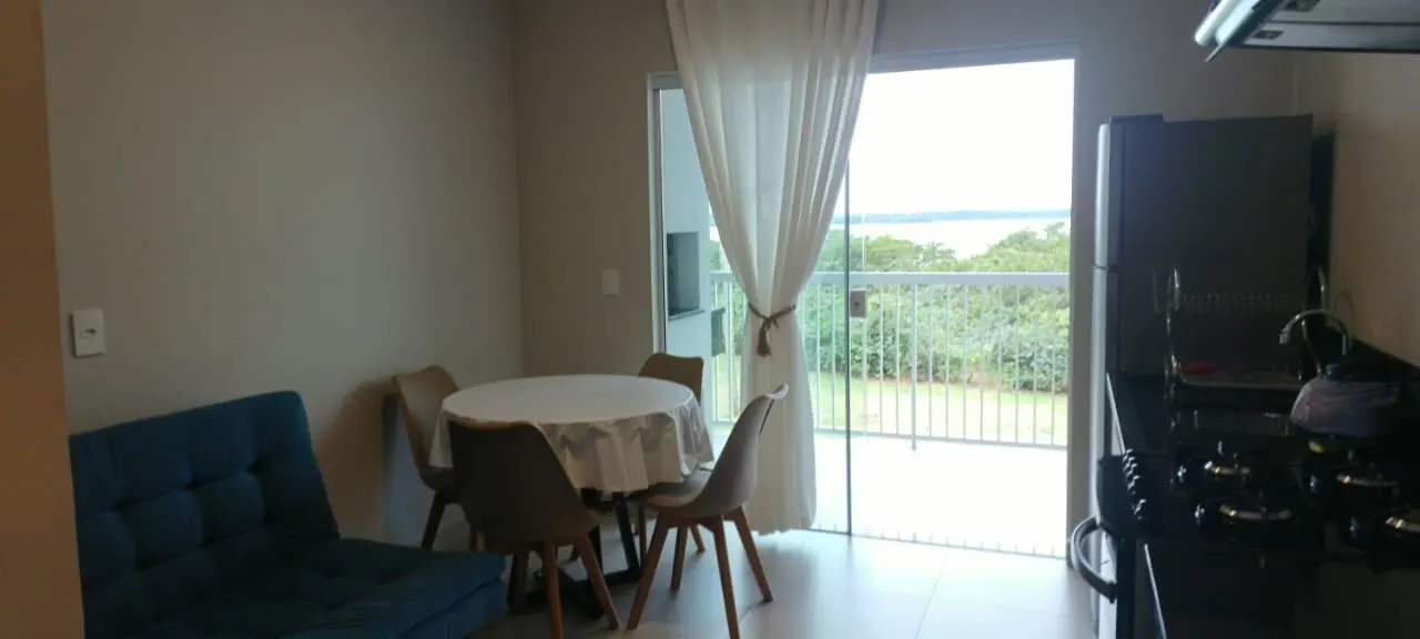 Sala e cozinha integradas com vista para o mar