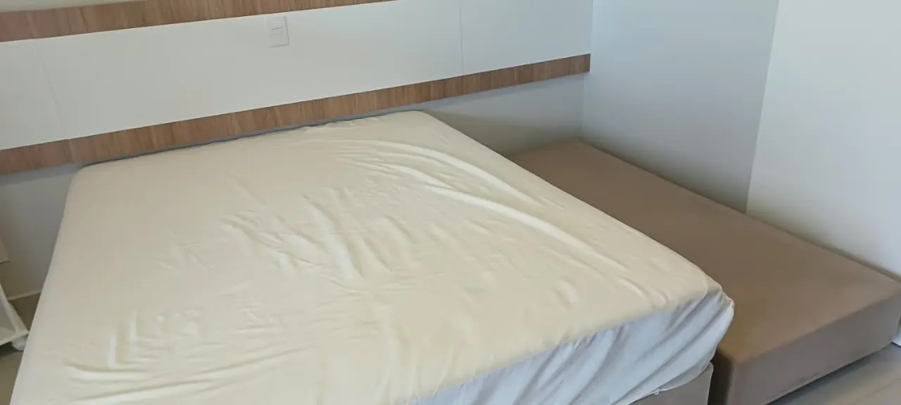 Cama de casal e cama auxiliar no quarto