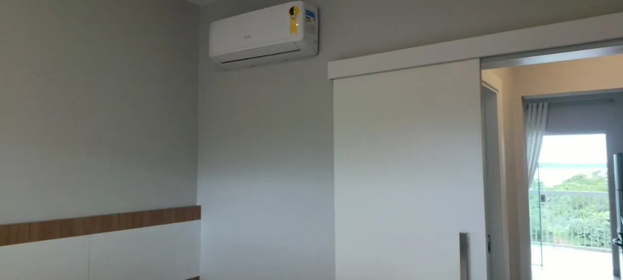 Quarto com ar-condicionado e acesso à varanda