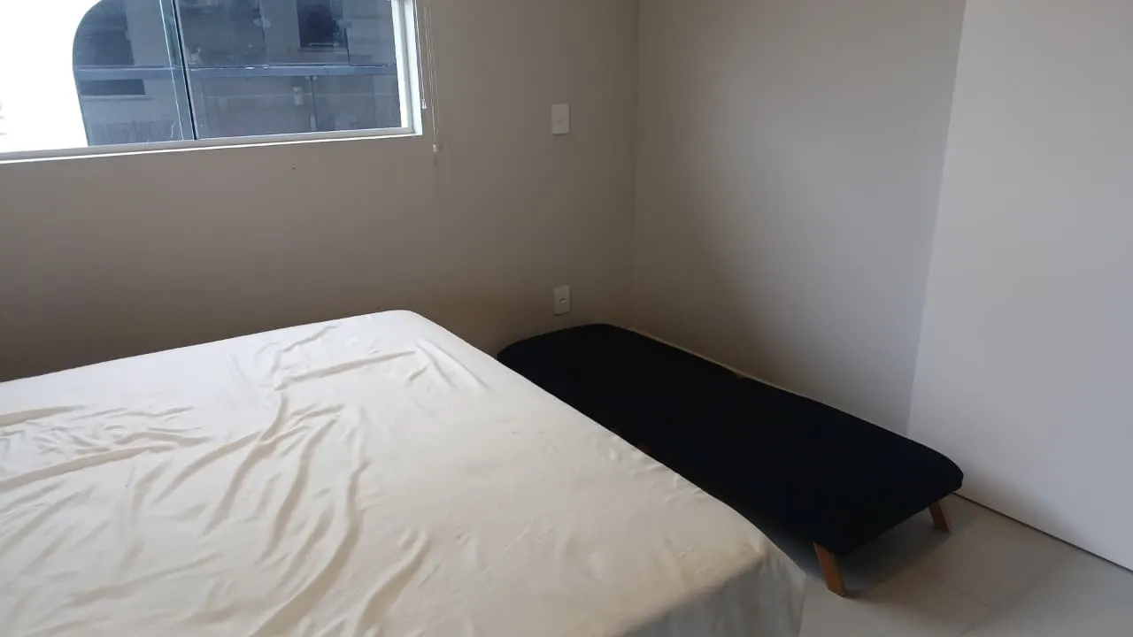 Cama de casal e cama auxiliar no quarto