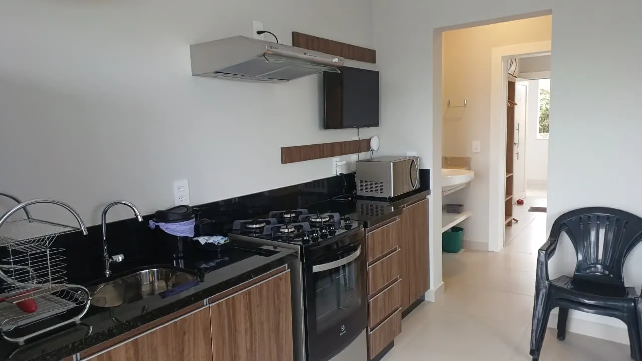 Cozinha com TV e acesso ao banheiro