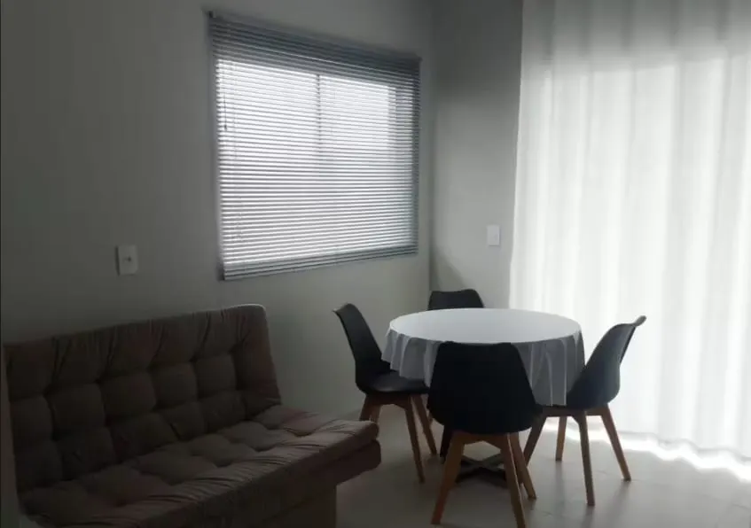 Sala de estar com mesa de jantar
